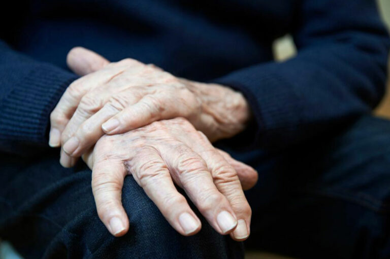 An overview of the symptoms of Parkinson&#8217;s disease