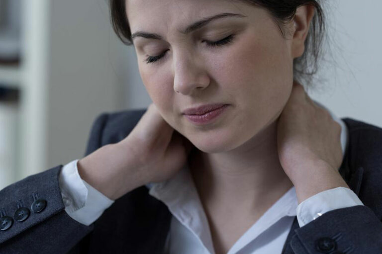 Common Reasons Why You Suffer from Neck and Shoulder Pain