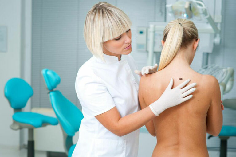 Here are a few common causes and symptoms of melanoma