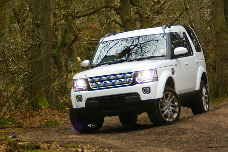 Highlighting Features of the Land Rover LR4