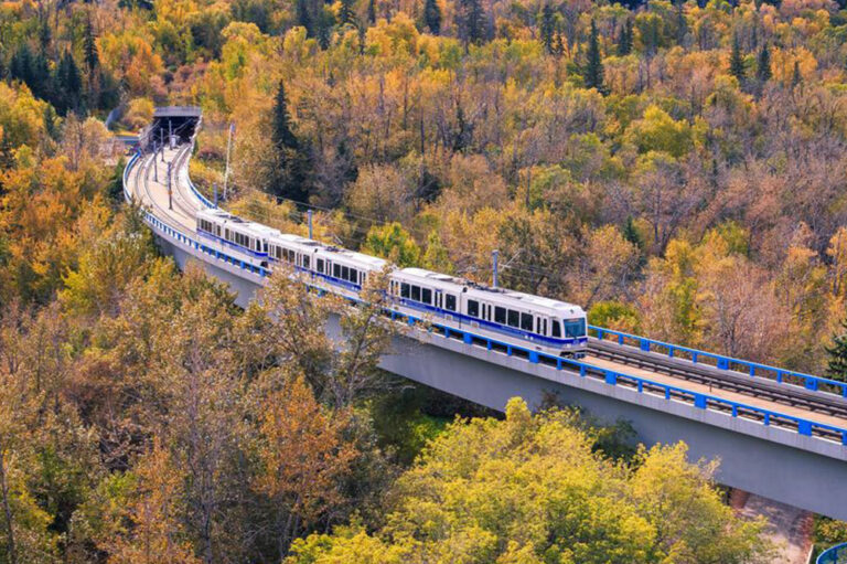 How to choose the best train tour for Canadian Rockies