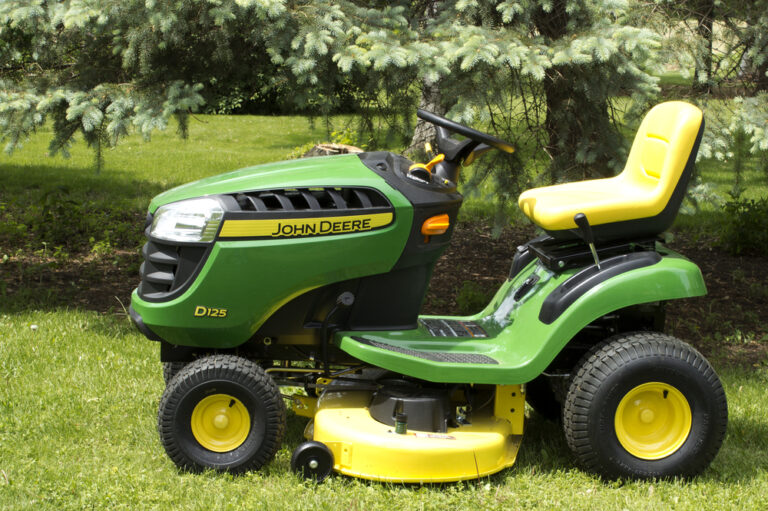 John Deere Lawn Tractors &#8211; What they are and their Types