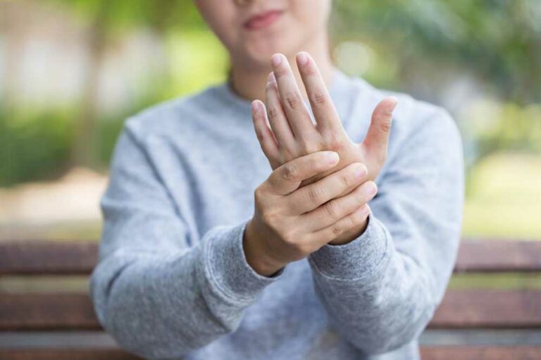 Tingling in the Hands &#8211; Common Causes and Symptoms