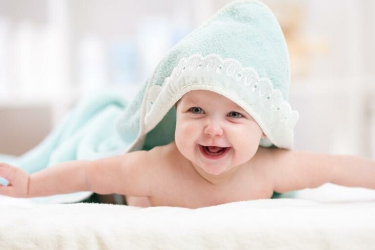 Tips to choose the right bathing products for your baby