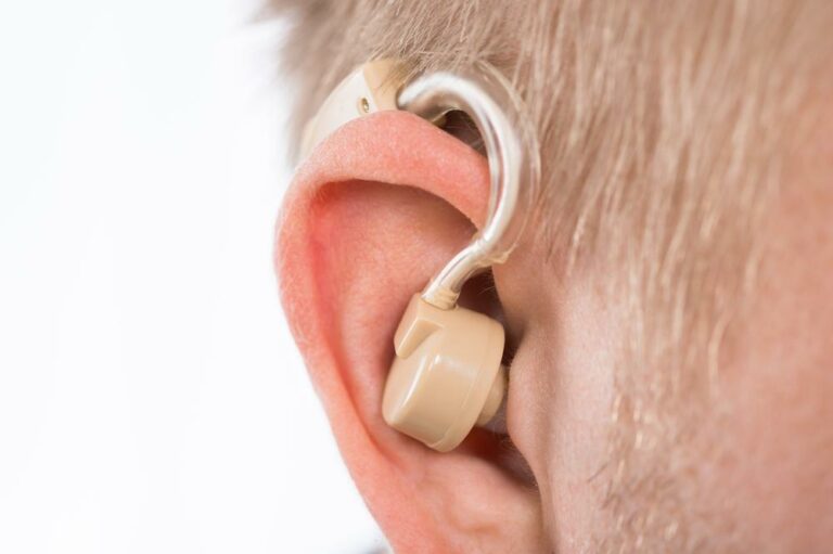 Tips to use and care for your Starkey hearing aids