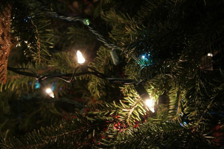 Tips for safely installing outdoor Christmas lights