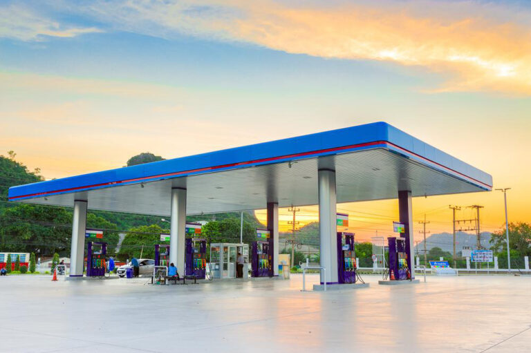 Top 6 gas companies to fill up at your next stop