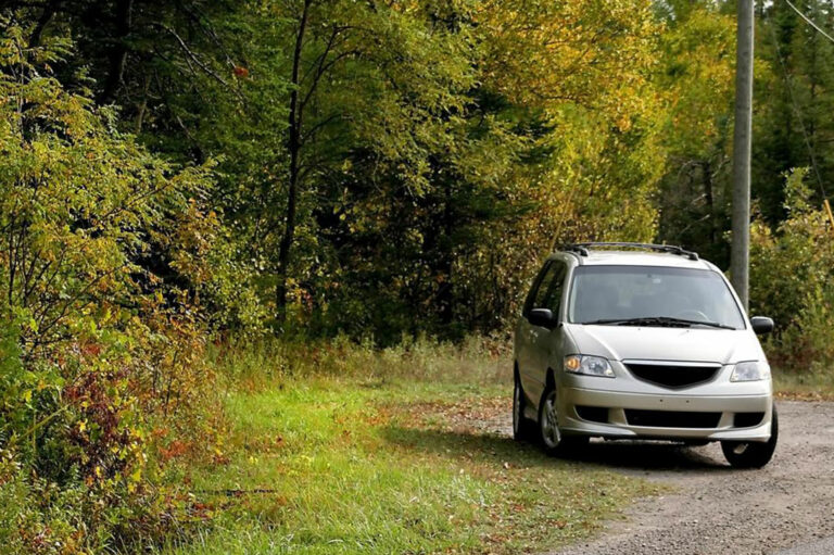 Toyota Sienna in its Generation 2 stage