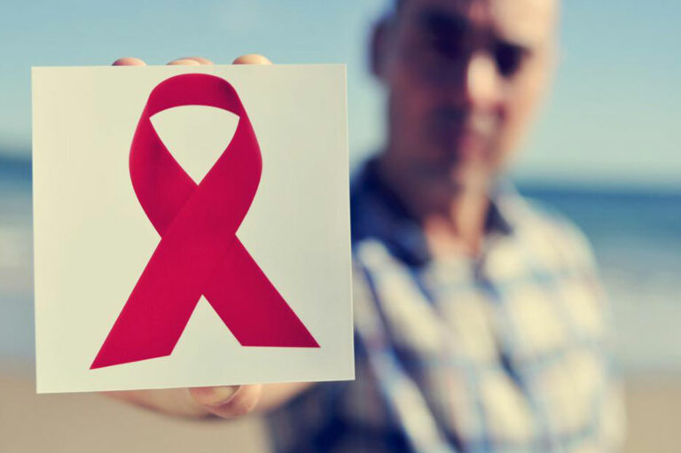 What are the causes and symptoms of AIDS?