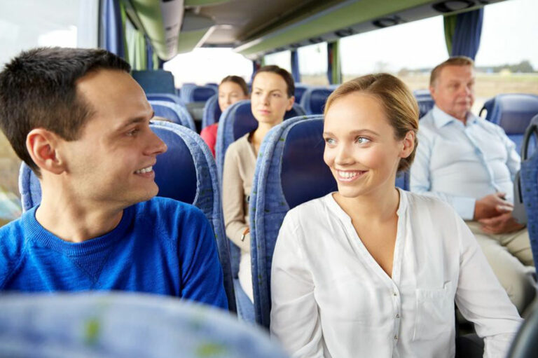 4 factors to consider while selecting a bus tour