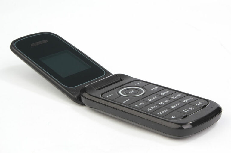 5 popular flip phones for seniors